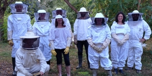 groupe de stagiaires en combinaison d'apiculteur